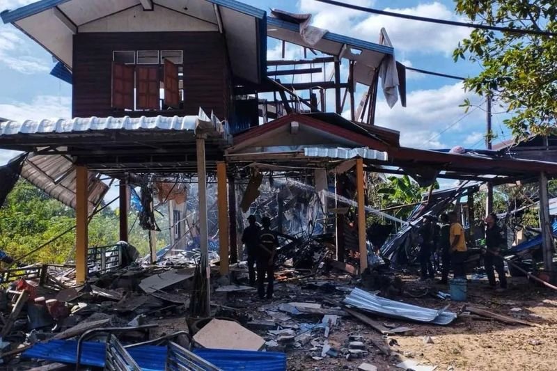 Die königlich-thailändische Armee und die thailändische Regierung haben Kambodscha für den Raketenangriff auf thailändische Ortschaften, bei dem am Sonntag ein thailändischer Zivilist getötet wurde, aufs Schärfste verurteilt.