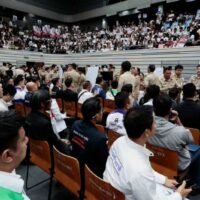 Während die Volkspartei (PP) in Meinungsumfragen in der Hauptstadt immer noch vorne liegt, warnen Akademiker davor, dass die Stimmung der Wähler in Bangkok fließend ist und weniger von der Parteideologie oder politischen Programmen als vielmehr von kurzfristigen politischen Entwicklungen, Persönlichkeiten und den vorherrschenden Narrativen des Augenblicks bestimmt wird.