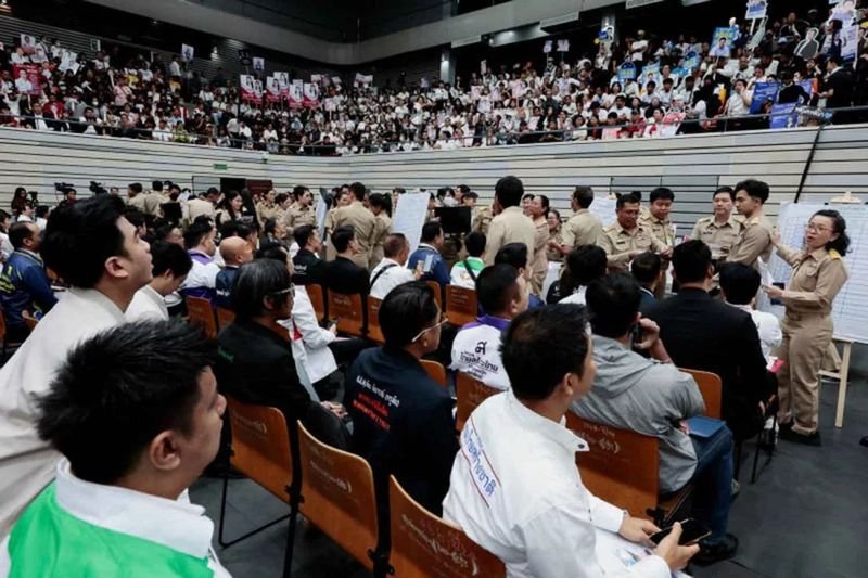 Während die Volkspartei (PP) in Meinungsumfragen in der Hauptstadt immer noch vorne liegt, warnen Akademiker davor, dass die Stimmung der Wähler in Bangkok fließend ist und weniger von der Parteideologie oder politischen Programmen als vielmehr von kurzfristigen politischen Entwicklungen, Persönlichkeiten und den vorherrschenden Narrativen des Augenblicks bestimmt wird.