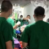 In Buri Ram, Surin, Si Sa Ket und Ubon Ratchathani kommt es weiterhin zu Zusammenstößen. Kambodschanische Raketen treffen erneut ein thailändisches Krankenhaus. Am Mittwochmorgen schlugen Raketen aus Kambodscha im Phanom Dong Rak Krankenhaus in der Provinz Surin ein. Die Gesundheitseinrichtung war bereits im Juli bei Grenzkonflikten durch Raketen aus Kambodscha beschädigt worden.