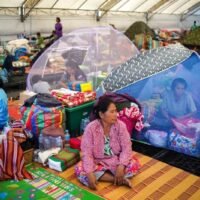 . Bewohner beiderseits der thailändisch-kambodschanischen Grenze fliehen zum zweiten Mal innerhalb von fünf Monaten aus ihren Häusern. Im Sommer verließen sie in panischer Angst ihre Heimat und suchten Zuflucht auf dem Gelände einer Pferderennbahn, die nach Ausbruch des Krieges zwischen Thailand und Kambodscha in ein provisorisches Evakuierungszentrum umgewandelt worden war. Fünf Monate später sind sie nun zurück in denselben Zelten, die dort stehen geblieben waren.