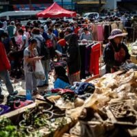 Der Aktivist und Anwalt Ronnarong Kaewpetch fordert die Flutopfer auf, rechtliche Schritte gegen den Staat wegen verspäteter Warnungen, Missmanagement und Infrastrukturversagen einzuleiten. Er sagt, die Regierung müsse für die Überschwemmungen, die den Bezirk Hat Yai in Songkhla und andere Teile der südlichen Region heimgesucht haben, zur Verantwortung gezogen werden.