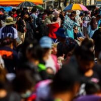 Thailands jährliche Inflationsrate war im November den achten Monat in Folge negativ, wie Daten am Mittwoch zeigten. Das Handelsministerium erklärte dies mit sinkenden Energiepreisen und staatlichen Maßnahmen zur Senkung der Lebenshaltungskosten. Der Verbraucherpreisindex sank im November gegenüber dem Vorjahr um 0,49 Prozent, nach einem Rückgang von 0,76 Prozent im Vormonat. Es war zudem der neunte Monat in Folge, in dem die Inflation unter dem Zielkorridor der Zentralbank von 1 bis 3 Prozent lag.