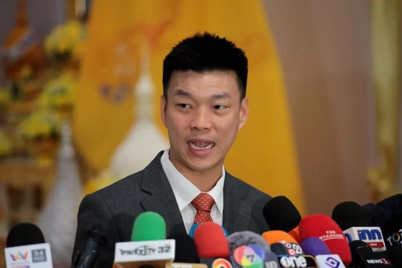 Oppositionsführer Natthaphong Ruengpanyawut, Parlamentsabgeordneter der Partei und Vorsitzender der Volkspartei (PP), hat einen offenen Brief an Premierminister Anutin Charnvirakul gerichtet, in dem er die Entscheidung der Regierung, einen Ausschuss zur Ableitung von Lehren aus den jüngsten Überschwemmungen zu bilden, kritisiert und argumentiert, dass dieser Schritt unangemessen sei.