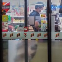 Ein neues Gesetz, das den Verkauf von Alkohol an Betrunkene verbietet, ist landesweit in Kraft getreten. Verkäufer haften nach diesem Gesetz mitverantwortlich für alle daraus entstehenden Schäden, einschließlich Sachschäden, Verletzungen oder Todesfälle. Diese Regelung ist Teil des Gesetzes zur Kontrolle alkoholischer Getränke, Änderung Nr. 2, BE 2568 (2025), und zielt darauf ab, die öffentliche Sicherheit durch strengere Kontrollen des Alkoholverkaufs zu erhöhen.