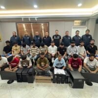 Neunzehn indische Staatsangehörige wurden in einer Wohnung in Pattaya festgenommen, wo sie eine Website betrieben, auf der Schmuggelware verkauft wurde, wie das Einwanderungsbüro mitteilte. Die Ermittler stellten fest, dass die Verdächtigen als Verwaltungsangestellte arbeiteten und gemeinsam in einem gemieteten Haus in Nong Prue lebten