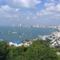 Thailand erlebt 2025 einen Tourismusboom, angetrieben durch vermehrte Besucher aus Norwegen, Schweden, Frankreich, Deutschland und Großbritannien. Neu eingerichtete Langstreckenflüge von Städten wie Oslo, Stockholm und Paris haben eine neue Welle von Touristen angezogen, die tendenziell länger bleiben und mehr Geld ausgeben.