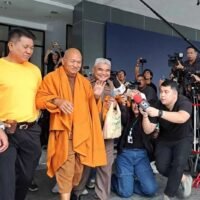 Im Jahr 2025 geriet Thailands buddhistisches Establishment infolge einer Welle bestätigter strafrechtlicher Ermittlungen gegen hochrangige Mönche im ganzen Land unter die intensivste rechtliche und institutionelle Überprüfung seit Jahrzehnten.