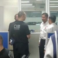 Im Rahmen erweiterter Ermittlungen zu einem mutmaßlichen Bestechungsfall um Goldbarren im Wert von 246 Baht, der mit dem Netzwerk von Polizeigeneral Surachate Hakparn, auch bekannt als „Big Joke“, in Verbindung steht, hat die Polizei koordinierte Durchsuchungen an elf Orten in Bangkok und Surat Thani durchgeführt