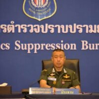 Die Polizei führte am 12. Dezember 2025 eine großangelegte landesweite Operation durch, bei der 3.001 Objekte im ganzen Land durchsucht wurden, um große Drogenhandelsnetzwerke zu zerschlagen. Die koordinierte Aktion führte laut Behördenangaben zur Festnahme von fast 2.500 Verdächtigen, zur Beschlagnahme großer Mengen an Drogen und Waffen sowie zur Einfrierung von Vermögenswerten im Wert von über 42 Millionen Baht.