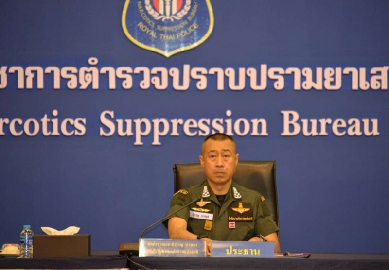 Die Polizei führte am 12. Dezember 2025 eine großangelegte landesweite Operation durch, bei der 3.001 Objekte im ganzen Land durchsucht wurden, um große Drogenhandelsnetzwerke zu zerschlagen. Die koordinierte Aktion führte laut Behördenangaben zur Festnahme von fast 2.500 Verdächtigen, zur Beschlagnahme großer Mengen an Drogen und Waffen sowie zur Einfrierung von Vermögenswerten im Wert von über 42 Millionen Baht.