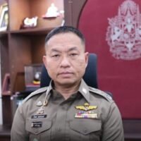 Die nationale Polizei hat pensionierte Beamte und ältere Menschen vor einem Anstieg von Online-Betrugsfällen im Dezember 2025 gewarnt. Die Opfer verloren dabei Summen zwischen Zehntausenden und fast einer Million Baht pro Fall. Die Betrüger geben sich als Beamte aus und verleiten ihre Opfer zur Installation schädlicher Apps. Diese ermöglichen die Fernsteuerung der Mobiltelefone und führen so zu unautorisierten Banküberweisungen.