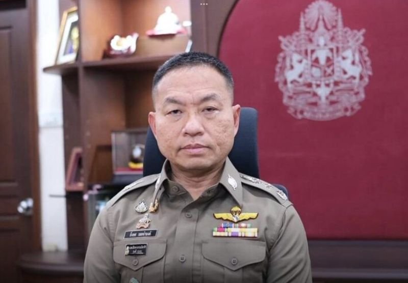 Die nationale Polizei hat pensionierte Beamte und ältere Menschen vor einem Anstieg von Online-Betrugsfällen im Dezember 2025 gewarnt. Die Opfer verloren dabei Summen zwischen Zehntausenden und fast einer Million Baht pro Fall. Die Betrüger geben sich als Beamte aus und verleiten ihre Opfer zur Installation schädlicher Apps. Diese ermöglichen die Fernsteuerung der Mobiltelefone und führen so zu unautorisierten Banküberweisungen.