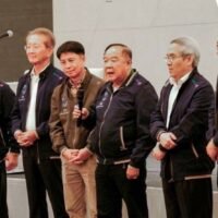 Der Vorsitzende der Palang Pracharath Partei, Prawit Wongsuwan, hat bestätigt, dass er bei den nächsten Wahlen, die voraussichtlich im Februar 2026 stattfinden werden, für das Amt des Premierministers kandidieren wird. Prawit, ehemaliger stellvertretender Premierminister, erhielt am 29. November 2025 von der Generalversammlung der Partei überwältigende Unterstützung für seinen Verbleib als Parteivorsitzender und wurde zum Spitzenkandidaten seiner Partei für das Amt des Premierministers ernannt.