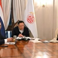 Premierminister Anutin Charnvirakul führte am Freitagabend im Thai Khu Fa Gebäude des Regierungssitzes ein Telefongespräch mit US-Präsident Donald Trump. An dem Gespräch nahmen auch Außenminister Sihasak Phuangketkeow und Handelsminister Suphajee Suthumpun teil. Thailand werde seine Souveränität weiterhin verteidigen, falls Kambodscha die Kampfhandlungen nicht einstelle, so Premierminister Anutin Charnvirakul.