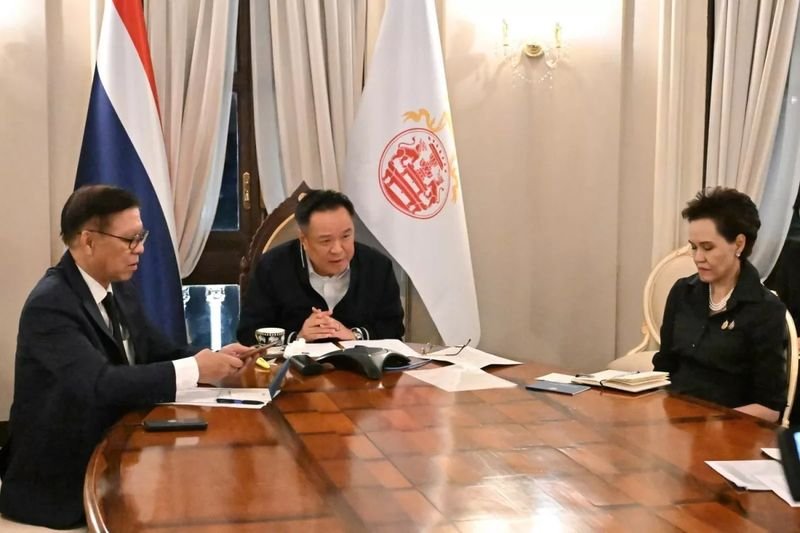 Premierminister Anutin Charnvirakul führte am Freitagabend im Thai Khu Fa Gebäude des Regierungssitzes ein Telefongespräch mit US-Präsident Donald Trump. An dem Gespräch nahmen auch Außenminister Sihasak Phuangketkeow und Handelsminister Suphajee Suthumpun teil. Thailand werde seine Souveränität weiterhin verteidigen, falls Kambodscha die Kampfhandlungen nicht einstelle, so Premierminister Anutin Charnvirakul.