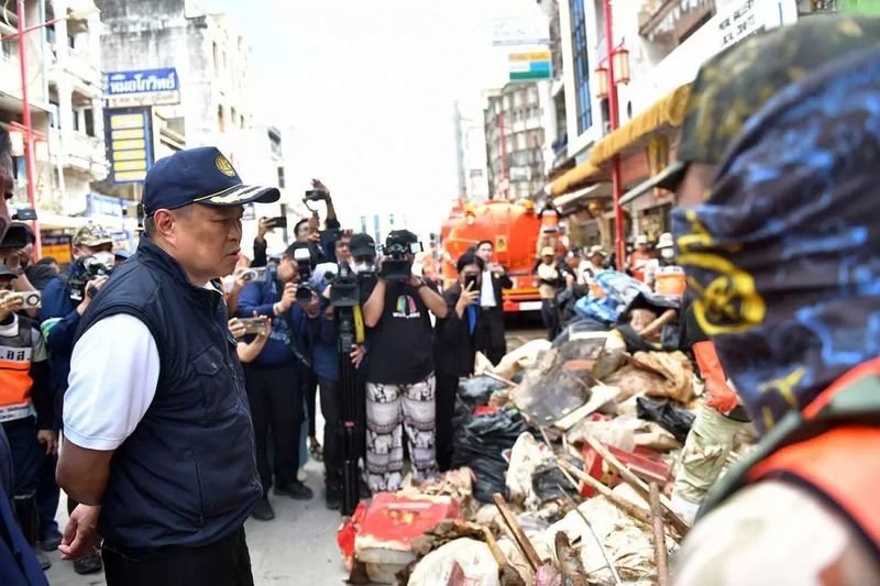 Bei einem Besuch in Hat Yai, einer Stadt in der Provinz Songkhla, am Samstag dankte Herr Anutin, der gleichzeitig Innenminister ist, den Rettungskräften, die seit dem ersten Tag der Katastrophe im Einsatz waren. Er sagte, die raschen Fortschritte spiegelten eine „bemerkenswerte Einigkeit“ und starke nationale Solidarität wider.