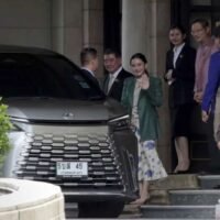 Das Jahr 2025 erwies sich als eines der turbulentesten in Thailands jüngerer politischer Geschichte, da eine durchgesickerte Aufnahme eines Gesprächs zwischen dem ehemaligen Premierminister Paetongtarn Shinawatra und dem ehemaligen kambodschanischen Staatschef Hun Sen eine Kette von Ereignissen auslöste, die die Regierung umgestalteten und die Spannungen an der Grenze verschärften.