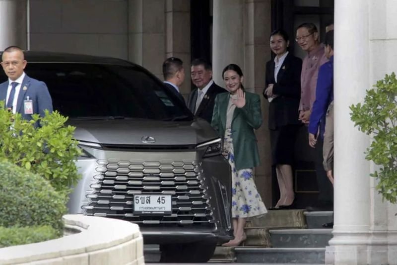 Das Jahr 2025 erwies sich als eines der turbulentesten in Thailands jüngerer politischer Geschichte, da eine durchgesickerte Aufnahme eines Gesprächs zwischen dem ehemaligen Premierminister Paetongtarn Shinawatra und dem ehemaligen kambodschanischen Staatschef Hun Sen eine Kette von Ereignissen auslöste, die die Regierung umgestalteten und die Spannungen an der Grenze verschärften.