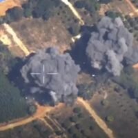 . Kambodschanische Besucher werden strengen Kontrollen unterzogen. Thailand hat die Kontrollmaßnahmen für kambodschanische Staatsangehörige, die im Rahmen der Visafreiheit nach Thailand einreisen, verschärft und die Kontrollen bestimmter Gruppen ausländischer Reisender, die als „Risiko darstellend“ gelten, verstärkt, angesichts wachsender Sicherheitsbedenken im Zusammenhang mit dem thailändisch-kambodschanischen Grenzkonflikt.