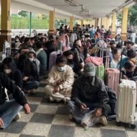 Der Grenzübergang Poipet-Aranyaprathet wurde für Rückführungen in beide Richtungen geöffnet, doch kambodschanische Beamte verzögern die Bearbeitung. Hunderte Thailänder, die aus Poipet zurückkehren wollten, saßen am Donnerstag an der Grenze gegenüber von Aranyaprathet in Sa Kaeo fest, da kambodschanische Einwanderungsbeamte die Bearbeitung verzögerten, wie lokale Medien berichteten.