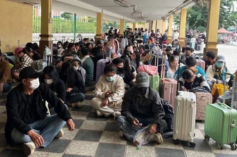 Der Grenzübergang Poipet-Aranyaprathet wurde für Rückführungen in beide Richtungen geöffnet, doch kambodschanische Beamte verzögern die Bearbeitung.Hunderte Thailänder, die aus Poipet zurückkehren wollten, saßen am Donnerstag an der Grenze gegenüber von Aranyaprathet in Sa Kaeo fest, da kambodschanische Einwanderungsbeamte die Bearbeitung verzögerten, wie lokale Medien berichteten.