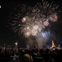 Das thailändische Innenministerium hat die Gouverneure landesweit angewiesen, die Sicherheitsmaßnahmen für die Feiertage zum Jahreswechsel 2026 zu verstärken. Dazu gehören strenge Kontrollen von Feuerwerkskörpern und schwimmenden Laternen sowie ein hartes Vorgehen gegen das Abfeuern von Schusswaffen in die Luft; Zuwiderhandlungen werden mit harten rechtlichen Konsequenzen geahndet.