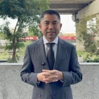 Polizeigeneral Surachet Hakparn, auch bekannt als „Großer Witz“, hat rechtliche Schritte gegen einen Vizepräsidenten des Obersten Verwaltungsgerichts und 61 Gerichtsangestellte eingeleitet. Die beim Zentralen Strafgericht für Korruptions- und Amtsmissbrauchsfälle eingereichte Klage wirft ihnen Pflichtverletzung vor, die zu rechtswidrigem Verhalten und persönlicher Schädigung geführt habe. Dieser Schritt folgt einer früheren Klage gegen denselben Vizepräsidenten.