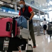 Die thailändische Tourismusbehörde (TAT) erwartet einen deutlichen Rückgang der Einnahmen über die Neujahrsfeiertage und prognostiziert einen Rückgang von 2-9 % im Vergleich zum Vorjahr. Grenzspannungen und schwere Überschwemmungen in den südlichen Provinzen haben zu diesem Rückgang der Touristenzahlen beigetragen. Eine starke Landeswährung stützt jedoch weiterhin den Auslandsreiseverkehr