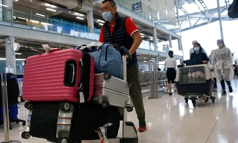 Die thailändische Tourismusbehörde (TAT) erwartet einen deutlichen Rückgang der Einnahmen über die Neujahrsfeiertage und prognostiziert einen Rückgang von 2-9 % im Vergleich zum Vorjahr. Grenzspannungen und schwere Überschwemmungen in den südlichen Provinzen haben zu diesem Rückgang der Touristenzahlen beigetragen. Eine starke Landeswährung stützt jedoch weiterhin den Auslandsreiseverkehr