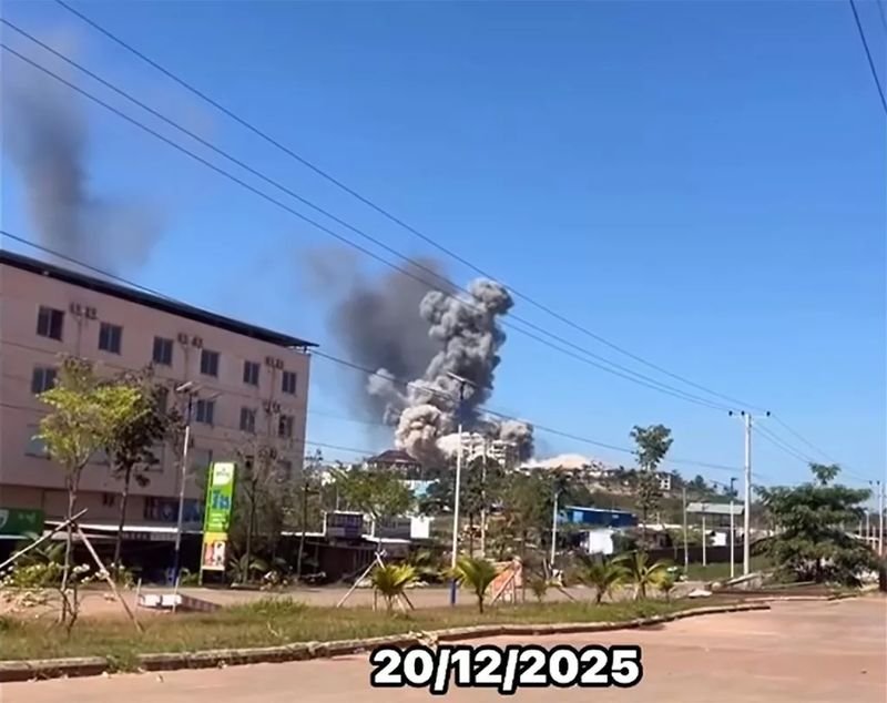 Thailändische F-16-Kampfjets bombardierten am Samstag ein Kasinogebäude, das Berichten zufolge vom kambodschanischen Militär genutzt wurde, in der Nähe von Thmor Da in der Provinz Pursat, gegenüber von Trat in Thailand.