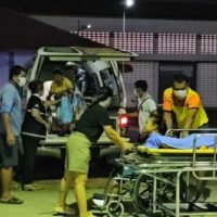 Bei einem Beschuss thailändischer Militär- und Zivilziele durch kambodschanische Truppen am Montagmorgen mit Granaten und Raketen wurde ein thailändischer Soldat getötet und acht weitere verletzt.