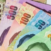 Die Thai Pakdee Partei hat angekündigt, die 1.000- und 500-Baht-Banknoten in ganz Thailand abzuschaffen . Ziel dieser Maßnahme ist die Bekämpfung von Korruption und die Unterbindung illegaler Geldflüsse. Parteichef Warong Dechgitvigrom teilte diese Antikorruptionspolitik auf Facebook mit und erklärte, die Banknoten ermöglichten es, illegales Vermögen durch Geldwäsche zu verschleiern.