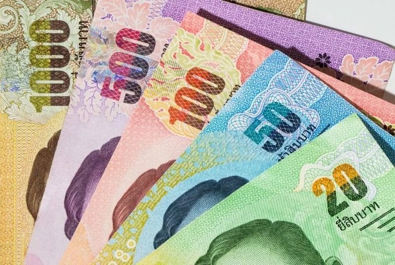 Die Thai Pakdee Partei hat angekündigt, die 1.000- und 500-Baht-Banknoten in ganz Thailand abzuschaffen . Ziel dieser Maßnahme ist die Bekämpfung von Korruption und die Unterbindung illegaler Geldflüsse. Parteichef Warong Dechgitvigrom teilte diese Antikorruptionspolitik auf Facebook mit und erklärte, die Banknoten ermöglichten es, illegales Vermögen durch Geldwäsche zu verschleiern.