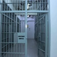 Die thailändische Polizei hat in Zusammenarbeit mit Großbritannien ein Pilotprojekt zur Reform der Haftverfahren gestartet. Ziel ist es, die Haftstandards zu erhöhen und den Schutz der Menschenrechte zu stärken. Die Reform wird ab sofort auf acht Polizeistationen umgesetzt