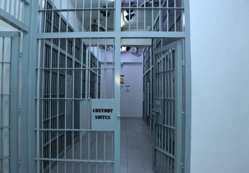 Die thailändische Polizei hat in Zusammenarbeit mit Großbritannien ein Pilotprojekt zur Reform der Haftverfahren gestartet. Ziel ist es, die Haftstandards zu erhöhen und den Schutz der Menschenrechte zu stärken. Die Reform wird ab sofort auf acht Polizeistationen umgesetzt