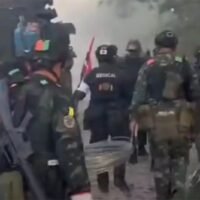 Die Burapha Task Force hat am Mittwoch das Kriegsrecht verhängt und eine Ausgangssperre von 19:00 bis 5:00 Uhr in vier Bezirken dieser östlichen Provinz verhängt, da die Grenzkämpfe zwischen thailändischen und kambodschanischen Truppen weiter andauerten. Die Bekanntgabe erfolgte am frühen Abend und wurde vom Kommandeur der Task Force, Generalmajor Benjaphon Dechatiwong Na Ayutthaya, unterzeichnet.