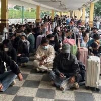 Thailand wirft Kambodscha vor, gegen internationales Menschenrechtsrecht zu verstoßen, indem es bis zu 7.000 thailändische Staatsangehörige in der Grenzstadt Poipet an der Rückkehr in ihre Heimat hindert, obwohl zuvor die Wiedereröffnung der Grenze zugesagt worden war. Außenminister Sihasak Phuangketkeow sagte, dass sich etwa 6.000 bis 7.000 thailändische Staatsbürger in Poipet in der Provinz Banteay Meanchey aufhielten, die nach Thailand zurückkehren wollten.