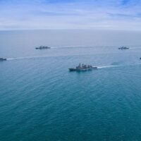 Die thailändischen Streitkräfte drängen den Nationalen Sicherheitsrat (NSC), den Golf von Thailand abzuriegeln, um Öl- und Militärlieferungen nach Kambodscha zu unterbinden. Ein dringender Vorschlag der Militärführung tauchte online auf und forderte das Verteidigungsministerium angesichts der eskalierenden Spannungen zu sofortigen Maßnahmen, um die Versorgung mit lebenswichtigen Gütern einzuschränken.