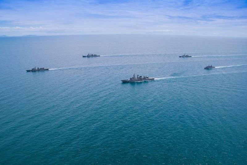 Die thailändischen Streitkräfte drängen den Nationalen Sicherheitsrat (NSC), den Golf von Thailand abzuriegeln, um Öl- und Militärlieferungen nach Kambodscha zu unterbinden. Ein dringender Vorschlag der Militärführung tauchte online auf und forderte das Verteidigungsministerium angesichts der eskalierenden Spannungen zu sofortigen Maßnahmen, um die Versorgung mit lebenswichtigen Gütern einzuschränken.