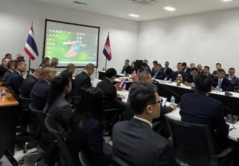 Der Grenzkonflikt zwischen Thailand und Kambodscha verschärfte sich am 26. Dezember, nachdem ein hochrangiger thailändischer Militärsprecher die Verhandlungen als Zeitverschwendung bezeichnet hatte. Die Gespräche unter dem General Border Committee (GBC) gingen in den dritten, kritischen Tag, ohne dass eine Einigung erzielt wurde