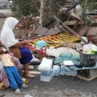 Thailand ist im aktuellen Klimarisikoindex (CRI) auf Platz 17 abgerutscht, was seine zunehmende Anfälligkeit für Extremwetterereignisse unterstreicht. In Hat Yai fielen kürzlich Rekordniederschläge von 350 Millimetern an einem Tag – der höchste Wert seit drei Jahrhunderten. Dies verdeutlicht die sich verstärkenden Auswirkungen des Klimawandels. Das thailändische Ministerium für Klimawandel und Umwelt (DCCE) modernisiert seine Frühwarnsysteme und verfolgt eine umfassende Strategie zur Stärkung der Resilienz.