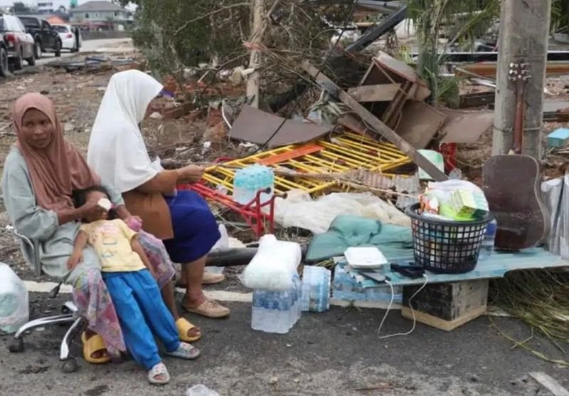 Thailand ist im aktuellen Klimarisikoindex (CRI) auf Platz 17 abgerutscht, was seine zunehmende Anfälligkeit für Extremwetterereignisse unterstreicht. In Hat Yai fielen kürzlich Rekordniederschläge von 350 Millimetern an einem Tag – der höchste Wert seit drei Jahrhunderten. Dies verdeutlicht die sich verstärkenden Auswirkungen des Klimawandels. Das thailändische Ministerium für Klimawandel und Umwelt (DCCE) modernisiert seine Frühwarnsysteme und verfolgt eine umfassende Strategie zur Stärkung der Resilienz.