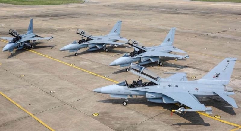 Die thailändische Luftwaffe hat die T-50TH Golden Eagle erstmals in Kampfeinsätzen eingesetzt und dabei gemeinsam mit F-16 Fighting Falcons und Saab Gripen Kampfflugzeugen operiert. Dieser Einsatz markiert den ersten bestätigten Übergang der T-50TH von einem fortgeschrittenen Trainingsflugzeug zu einer einsatzfähigen Kampfplattform unter Konfliktbedingungen