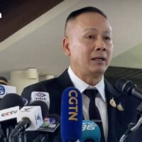 Luftmarschall Prapas Sonjaidee sagt, Thailand werde die thailändisch-kambodschanische Waffenruhe 72 Stunden lang überwachen, nachdem sie am 27. Dezember um 12 Uhr in Kraft getreten ist, und warnt, dass Thailand, falls sie nicht aufrechterhalten wird, weiterhin Selbstverteidigungsmaßnahmen ergreifen und dabei AOT-Überwachungs- und Verteidigungs-Hotlines zur Bewältigung von Zwischenfällen nutzen wird.