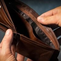 Hochkarätige Betrugsskandale in Unternehmen, insbesondere bei der JKN Global Group und der STARK Corporation, haben das Vertrauen der Anleger in den thailändischen Aktienmarkt systematisch zerstört. Bei den Skandalen ging es um Führungskräfte, die Finanzberichte fälschten und aus dem Land flohen, um einer Strafverfolgung zu entgehen, wie beispielsweise im Fall des Gründers von JKN, der in Abwesenheit zu einer Gefängnisstrafe verurteilt wurde.