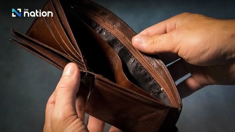 Hochkarätige Betrugsskandale in Unternehmen, insbesondere bei der JKN Global Group und der STARK Corporation, haben das Vertrauen der Anleger in den thailändischen Aktienmarkt systematisch zerstört. Bei den Skandalen ging es um Führungskräfte, die Finanzberichte fälschten und aus dem Land flohen, um einer Strafverfolgung zu entgehen, wie beispielsweise im Fall des Gründers von JKN, der in Abwesenheit zu einer Gefängnisstrafe verurteilt wurde.