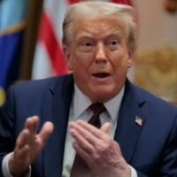 In einem bedeutenden diplomatischen Schritt haben die Staatschefs Thailands und Kambodschas nach mehrtägigen tödlichen Auseinandersetzungen eine erneute Waffenruhe vereinbart. US-Präsident Donald Trump gab dies nach Gesprächen mit dem thailändischen Premierminister Anutin Charnvirakul und dem kambodschanischen Premierminister Hun Manet über die sozialen Medien bekannt. Die erneuerte Waffenruhe soll alle Kampfhandlungen einstellen und das ursprüngliche Friedensabkommen, das von Trump und dem malaysischen Premierminister Anwar Ibrahim vermittelt wurde, einhalten.