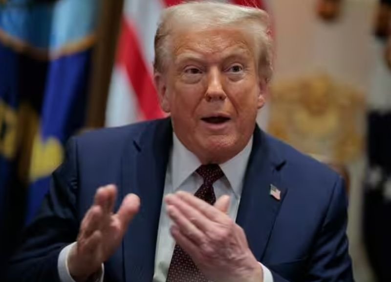 In einem bedeutenden diplomatischen Schritt haben die Staatschefs Thailands und Kambodschas nach mehrtägigen tödlichen Auseinandersetzungen eine erneute Waffenruhe vereinbart. US-Präsident Donald Trump gab dies nach Gesprächen mit dem thailändischen Premierminister Anutin Charnvirakul und dem kambodschanischen Premierminister Hun Manet über die sozialen Medien bekannt. Die erneuerte Waffenruhe soll alle Kampfhandlungen einstellen und das ursprüngliche Friedensabkommen, das von Trump und dem malaysischen Premierminister Anwar Ibrahim vermittelt wurde, einhalten.