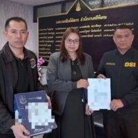 Die Abteilung für Sonderermittlungen (DSI) hat einen bedeutenden Fall von kinderpornografischem Material, der mehr als 240.000 illegale Dateien umfasst, die über Telegram und VK verbreitet wurden, formell an die Staatsanwaltschaft übergeben. Dies ist ein wichtiger Schritt in Richtung Strafverfolgung und unterstreicht Thailands Engagement im Kampf gegen die Ausbeutung von Kindern im Internet.